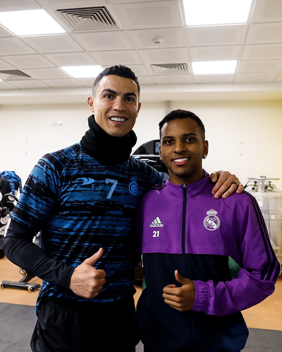 Cristiano Ronaldo posa ao lado de Rodrygo em visita ao Real Madrid  Foto: Reproduo/Twitter