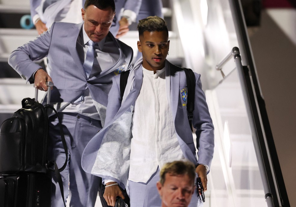 Rodrygo, chegada da seleção brasileira em Doha, no Catar — Foto: REUTERS/Amr Abdallah Dalsh