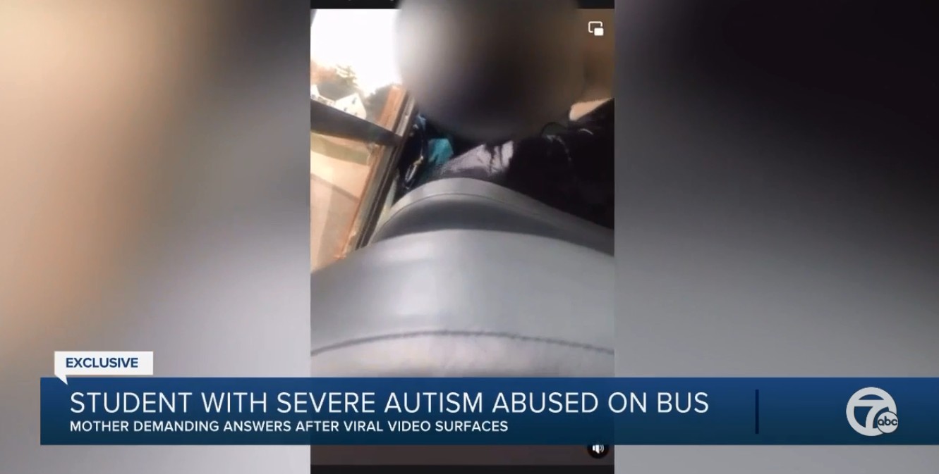 Vídeo mostra menino sendo agredido por adultos em ônibus escolas (Foto: Reprodução/WXYZ Detroit)