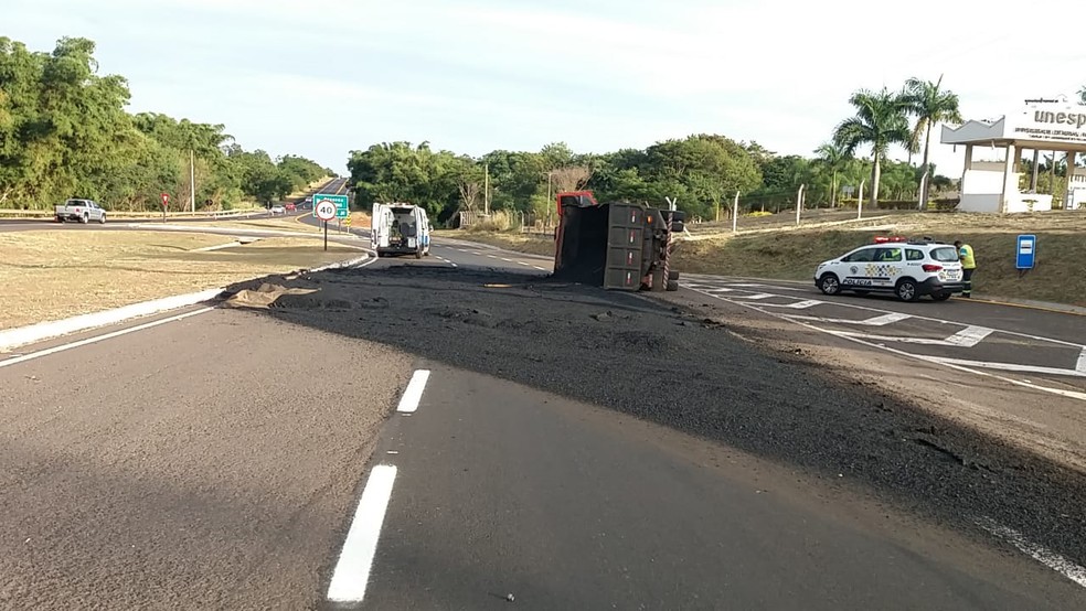 Caminhão tombou em trevo da SP-294, em Dracena — Foto: Polícia Rodoviária