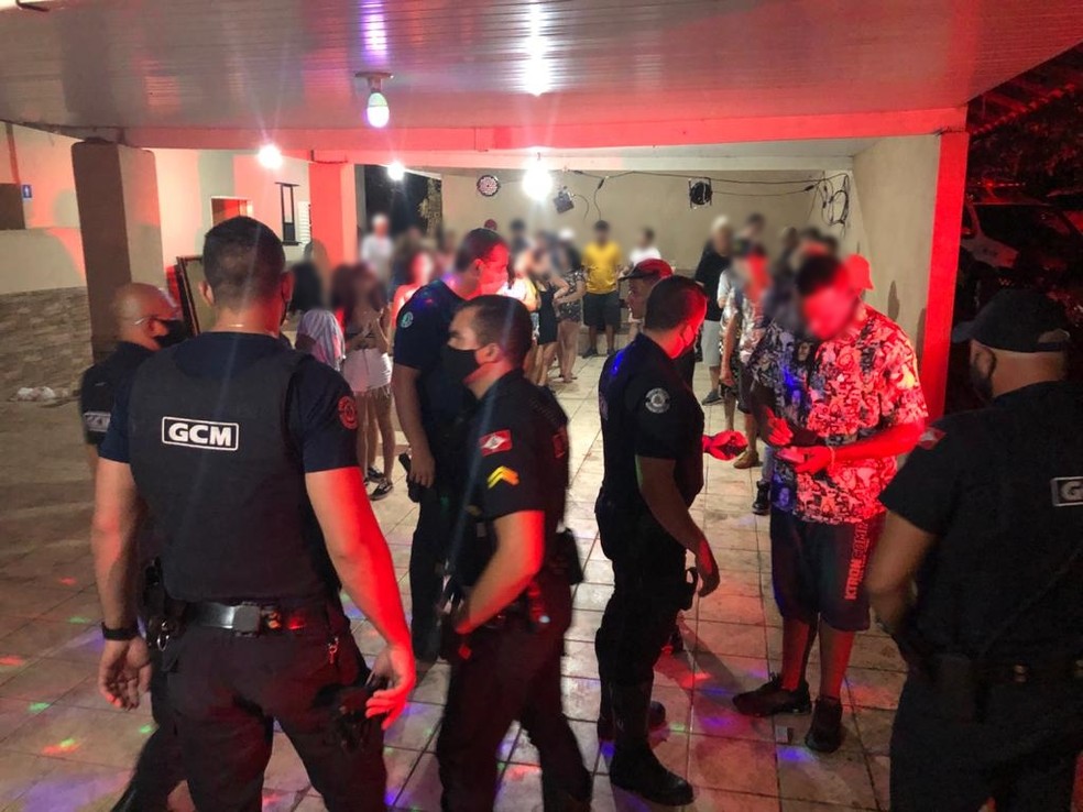 Festa clandestina foi fechada em chácara de Rio Preto (SP) — Foto: GCM/Divulgação