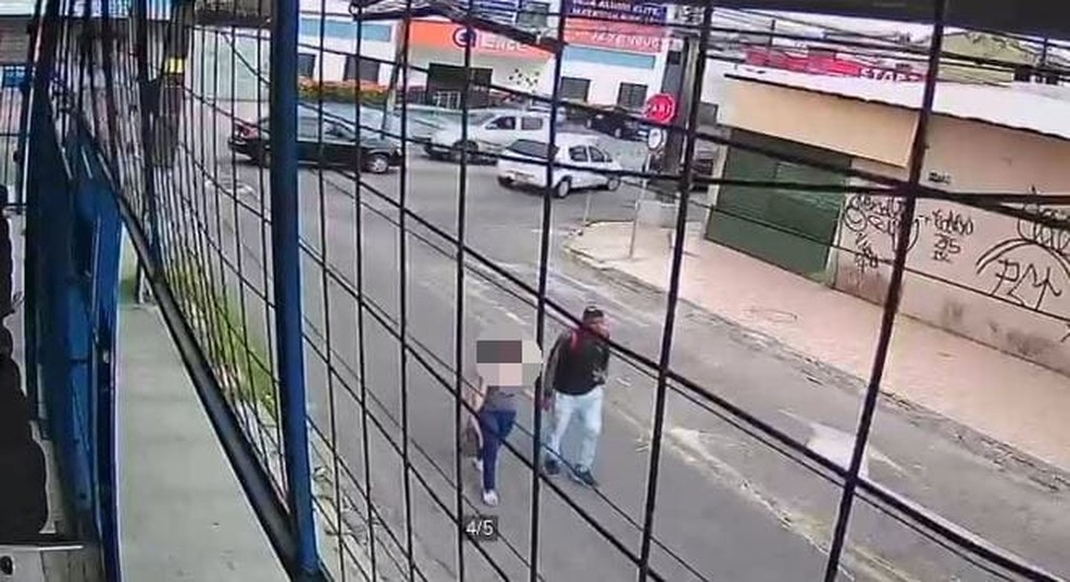 Jovem estava em uma parada de ônibus na Avenida João Pessoa, em Fortaleza, quando foi abordada pelo suspeito. — Foto: Reprodução