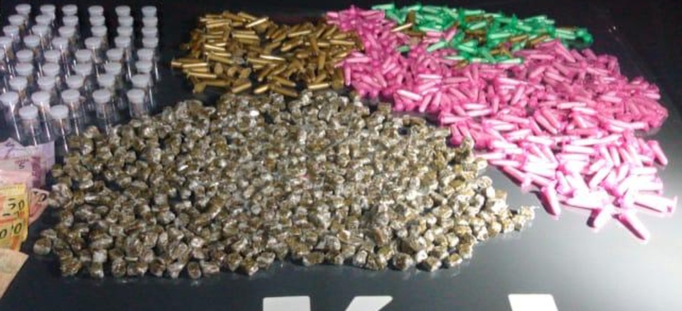 Jovem foi preso por tráfico de drogas no Campo dos Alemães em São José — Foto: Divulgação/ Polícia Militar