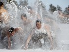 Com menos 26º C, soldados chineses disputam guerra de neve em exercício