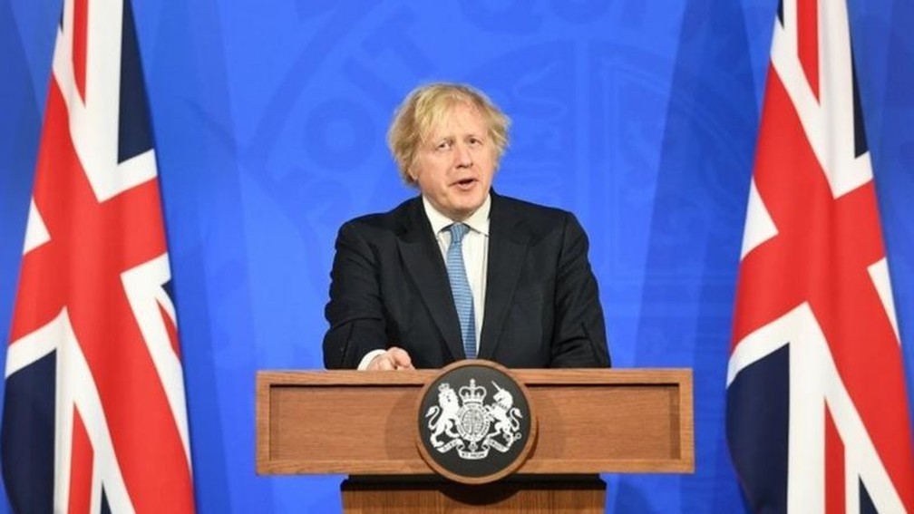 Boris Johnson anunciou que o uso de máscaras e as regras de distanciamento não serão mais obrigatórios na Inglaterra — Foto: Reuters/BBC