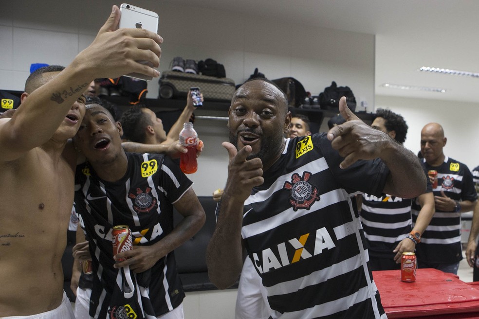 Vagner Love nas comemorações do título do Corinthians em 2015 — Foto: Daniel Augusto Jr/Ag. Corinthians