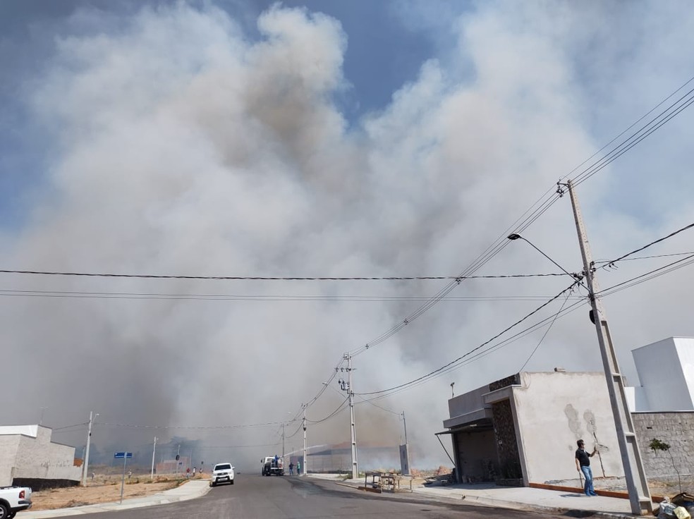 Incêndio chegou próximo às casas e assustou moradores do Residencial Moacyr Trentin, nesta quinta-feira (19) — Foto: Marcos Penteado Trentin