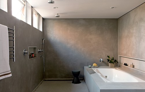 Depois da reforma assinada pelo SAO Arquitetura, os dois banheiros, que ficavam lado a lado, formaram uma grande sala de banho: a banheira e o boxe com duas duchas de teto ocupam mais da metade do espaço