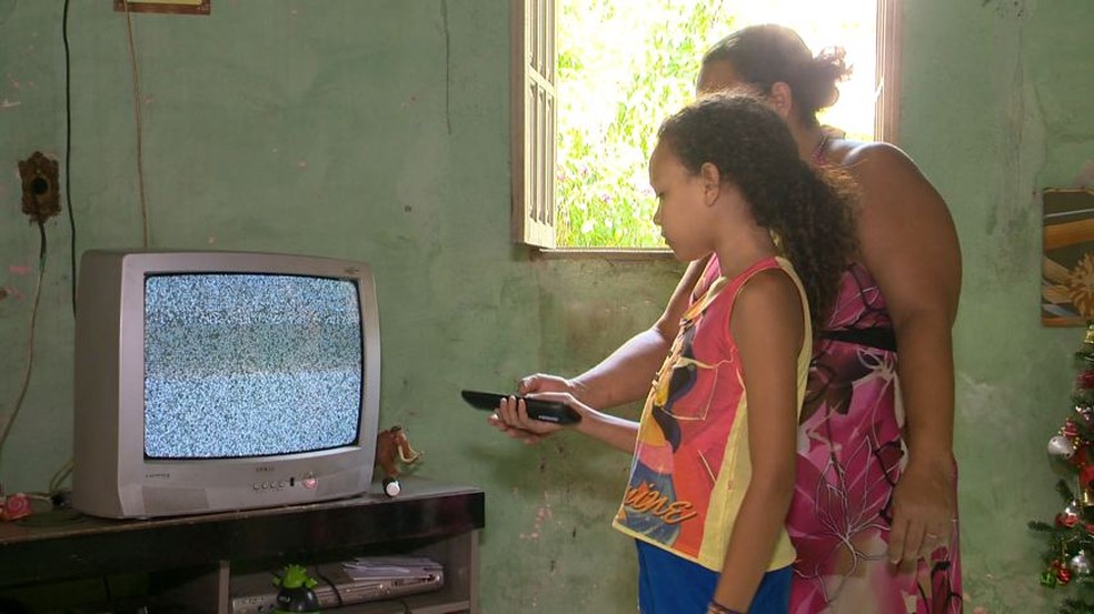 Família acordou nesta quinta-feira, 25 de outubro, e não podia mais assistir televisão (Foto: Reprodução/TV Gazeta)