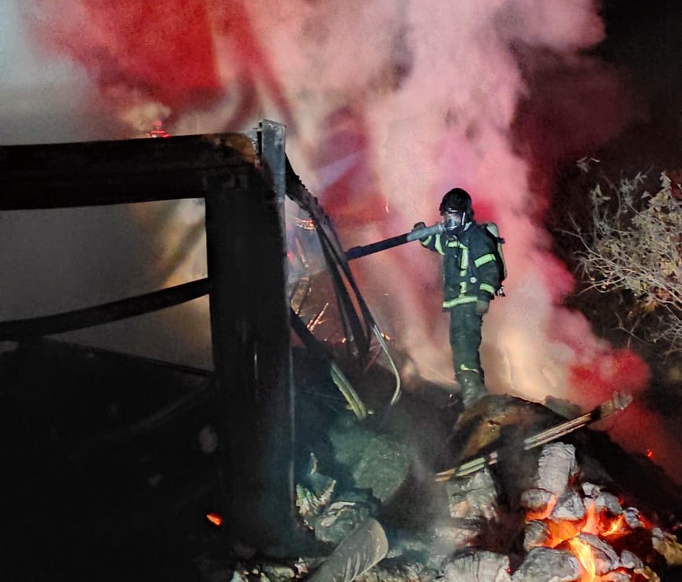 Bombeiros passaram quase 12h no combate às chamas em carreta, na BR-101 — Foto: Corpo de Bombeiros/ Divulgação