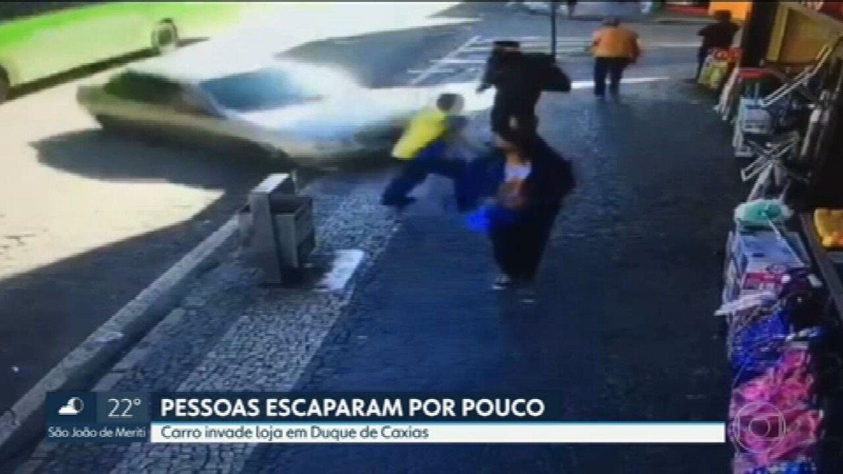 Carro invade loja em Duque de Caxias VÍDEO  Rio de Janeiro  G1