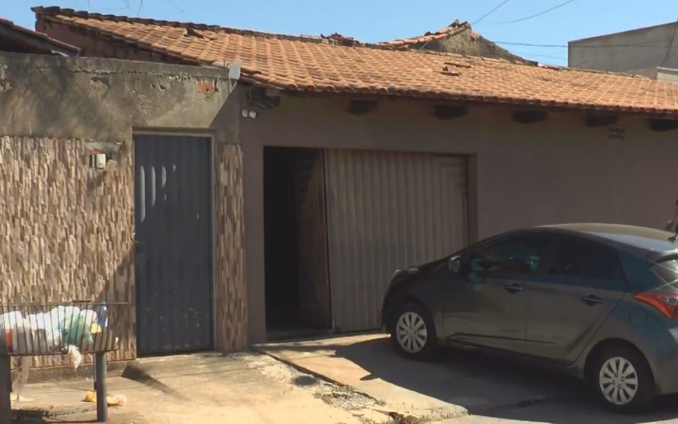 Homem é preso suspeito de manter mulher e filhos em cárcere — Foto: Reprodução/TV Anhanguera