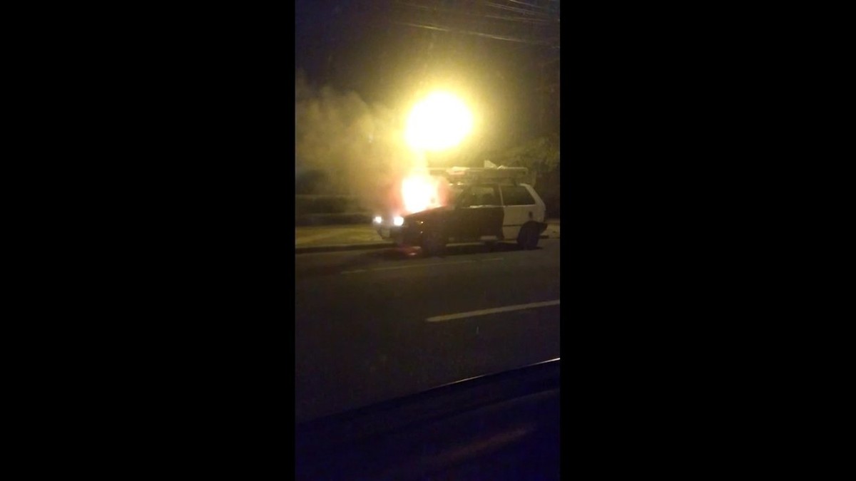 Carro pega fogo em ponte no Centro do Recife; veja vídeo - G1