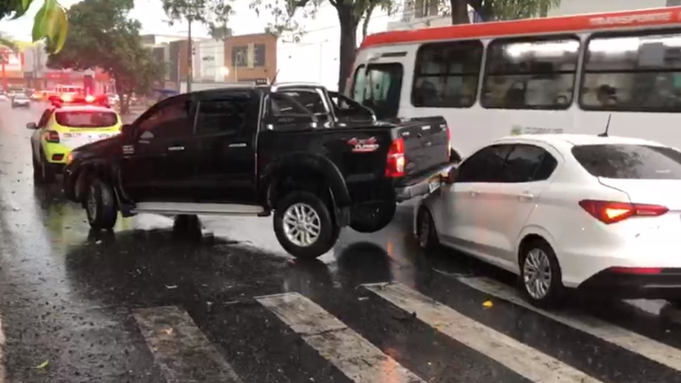 Chuvas provocam alagamentos, desabamentos e acidentes de trânsito, em Campina Grande — Foto: Artur Lira/TV Paraíba