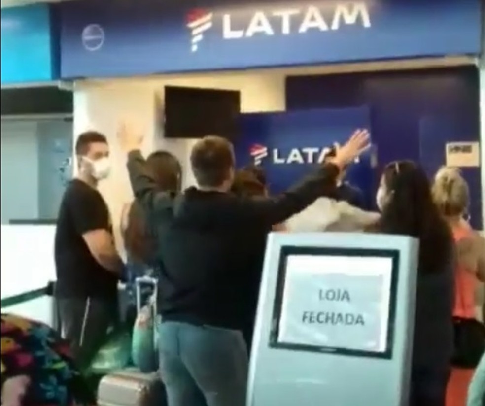 Passageiros se acumularam em frente a guichês das companhias aéreas, no Aeroporto de Natal, mesmo com recomendação de distância por causa do coronavírus — Foto: Reprodução