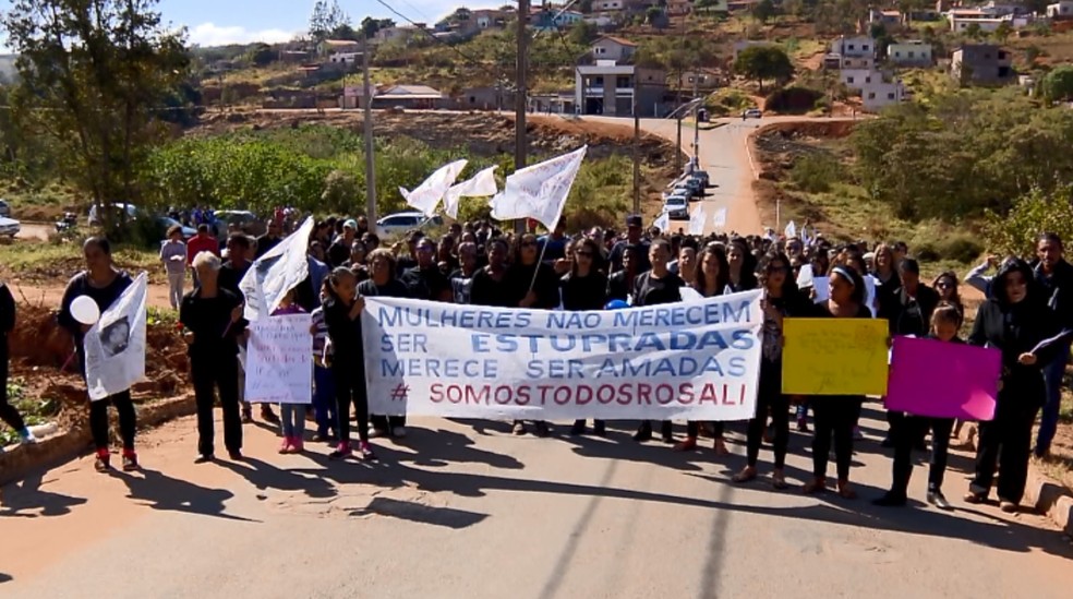 Moradores fazem protesto após morte em estupro coletivo em Santo Antônio do Amparo (Foto: Reprodução EPTV)
