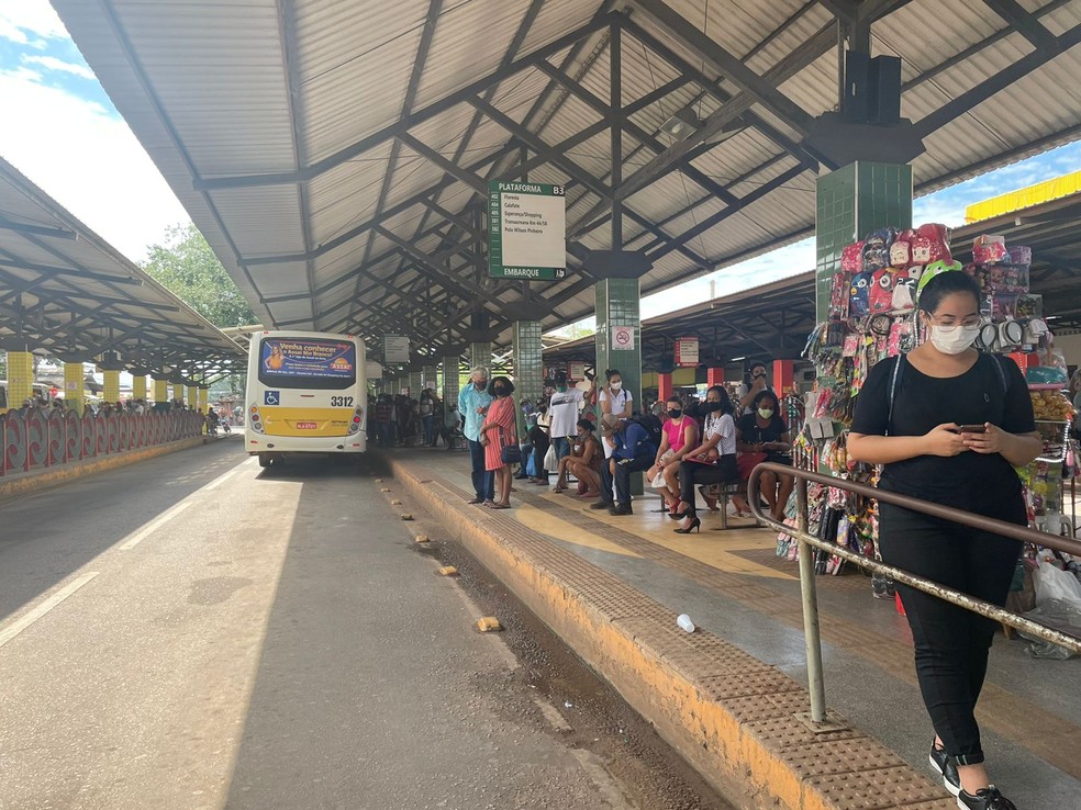 Movimentação no Terminal Urbano da capital  — Foto: Ana Paula Xavier/Rede Amazônica