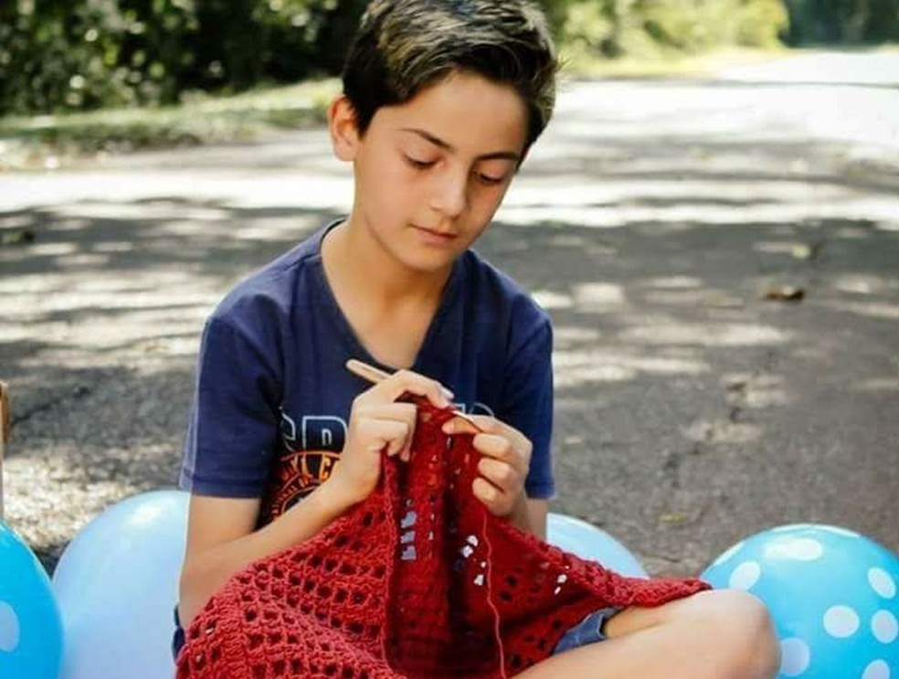 Junior Silva faz sucesso na internet ensinando crochê (Foto: Arquivo Pessoal/Junior Silva)