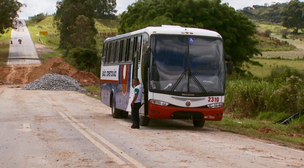 Passageiros precisam fazer a troca de ônibus para seguir viagem em Nazareno (MG) (Foto: Reprodução/EPTV)