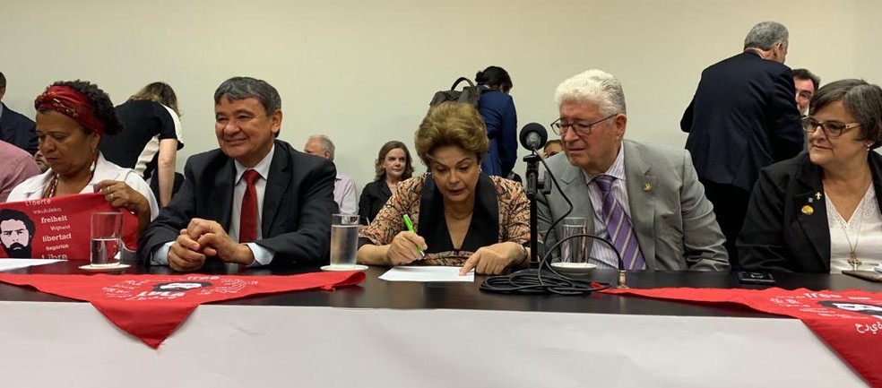 Dilma participa de ato na Câmara ao lado do governador do Piauí, Wellington Dias (PT), e do senador Roberto Requião (MDB-PR) — Foto: Luiz Felipe Barbiéri/G1