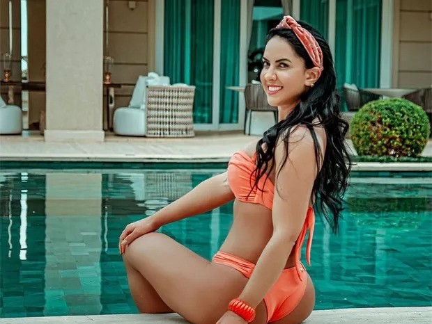 Graciele Lacerda na piscina da antiga mansão (Foto: Reprodução/Instagram)