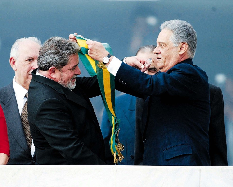 Lula recebe faixa presidencial de Fernando Henrique em 1º de janeiro de 2003 — Foto: Ivo Gonzalez