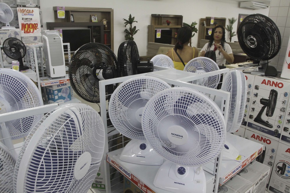 Consumidor tem comprado ventiladores para amenizar o calor — Foto: Fábio Costa/O Liberal