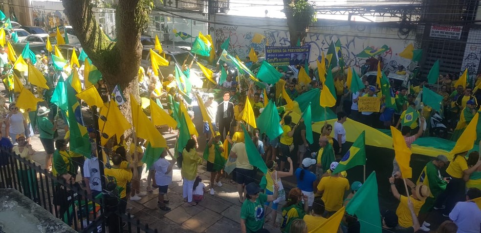 Manifestantes percorrem as ruas de Belém em defesa da operação Lava Jato — Foto: Andréa França/G1 PA
