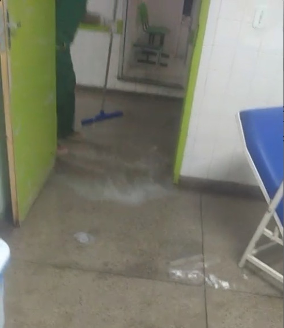 Funcionários tentam tirar água de setor no Hospital Getúlio Vargas, em Teresina — Foto: Reprodução