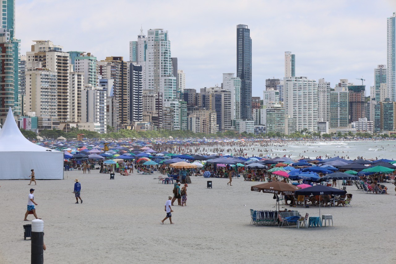 Turistas aquecem a economia de Balneário Camboriú