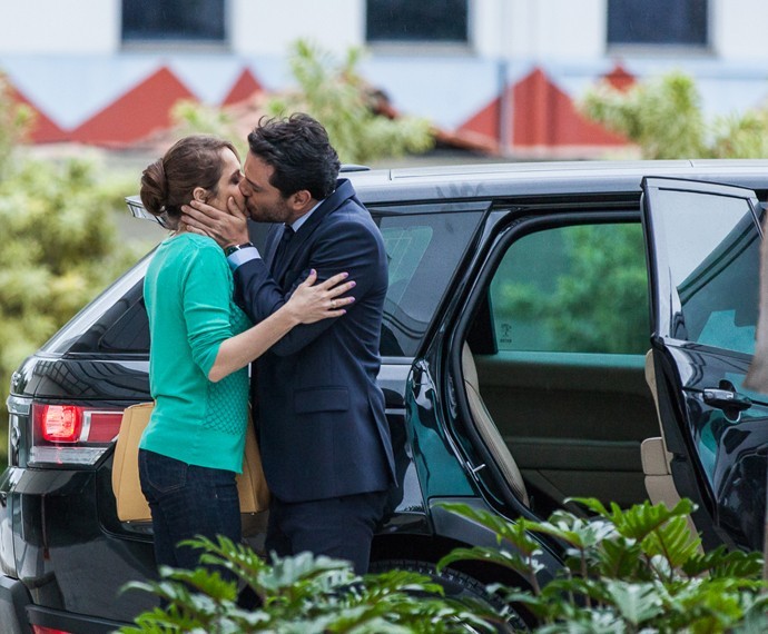Carolina e Alex se beijam na porta do consultório de Everaldo (Foto: Artur Meninea/ Gshow)