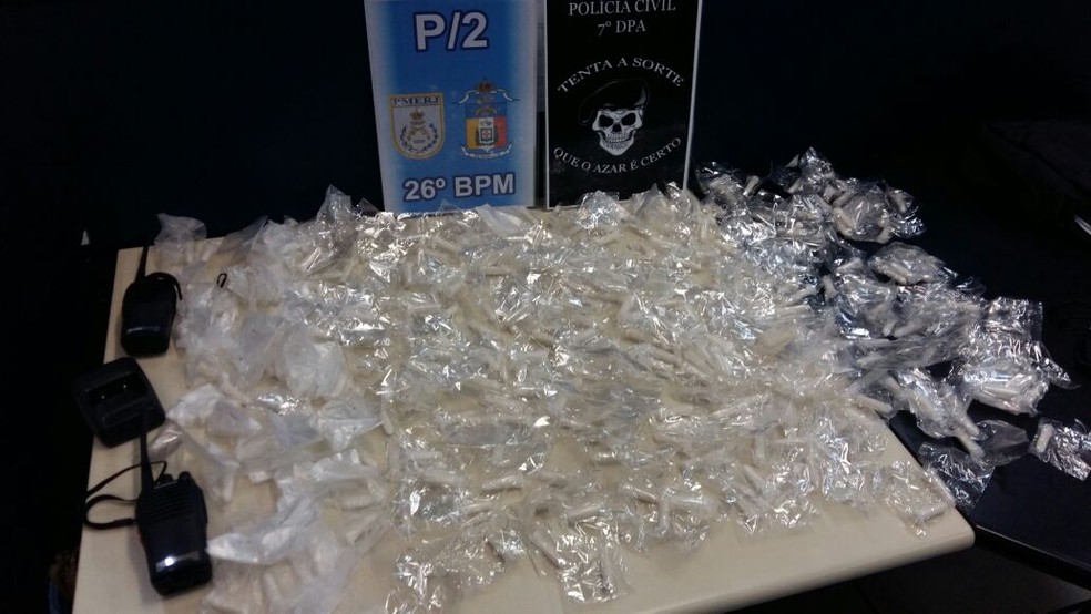 Drogas foram encontradas na casa de um dos suspeitos no bairro 24 de Maio em Petrópolis (Foto: Polícia Civil | Divulgação)