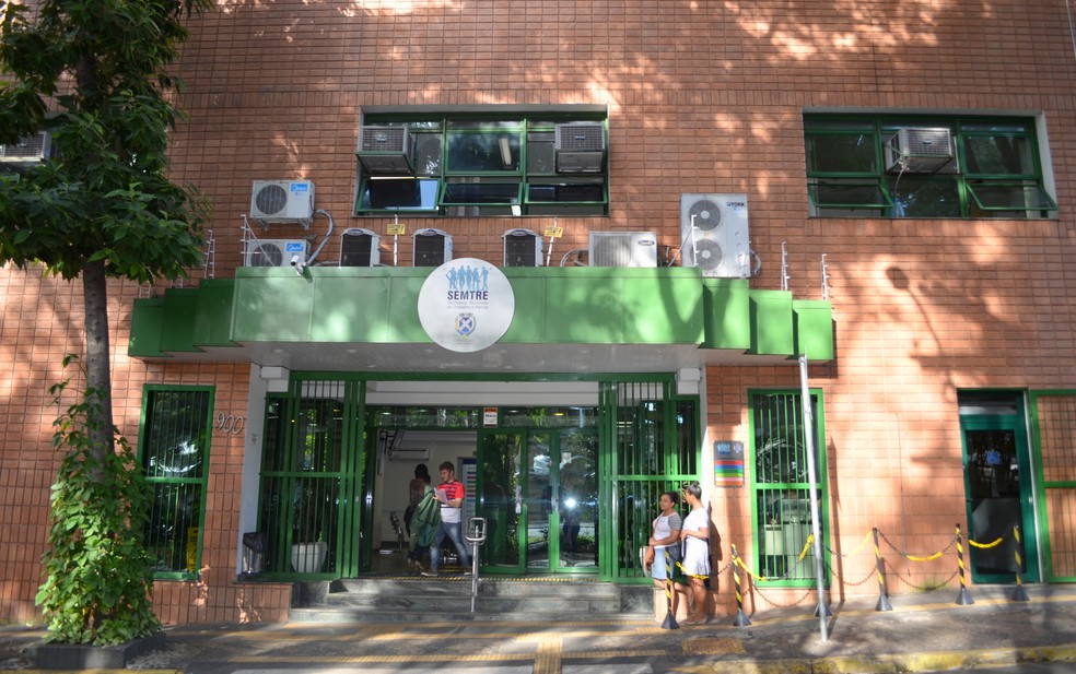 Amigas foram as segundas a chegarem na fila da Semtre em Piracicaba — Foto: Carol Giantomaso/G1