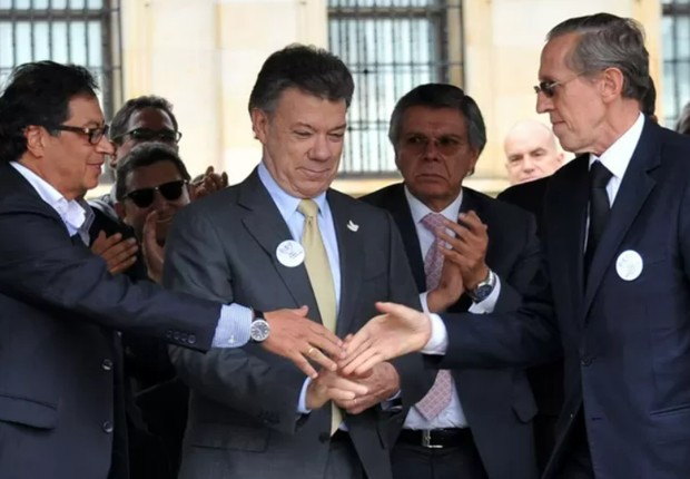 Na comemoração dos 25 anos do acordo de paz, Gustavo Petro (à esquerda) e Antonio Navarro (à direita) participaram de um evento organizado pelo então presidente da Colômbia, Juan Manuel Santos (ao centro) (Foto: AFP (via BBC))