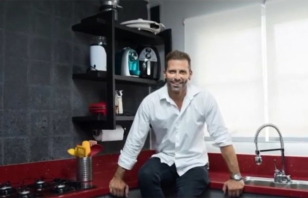 Henri Castelli na cozinha de seu apartamento (Foto: Reprodução/Youtube)
