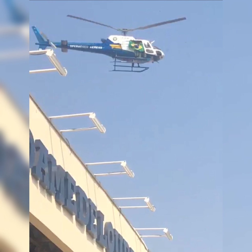 Helicóptero do Ciopaer sobrevoou o Colégio Notre Dame de Lourdes exibindo a bandeira do Brasil — Foto: Reprodução