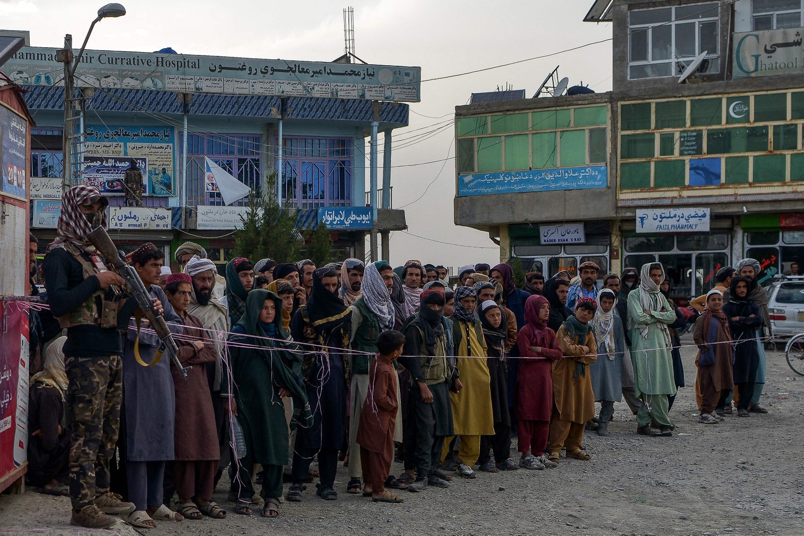 Afegãos formam fila para doar sangue para as vítimas do terremoto que estão sendo tratadas em um hospital na cidade de Sharan — Foto: Ahmad SAHEL ARMAN / AFP