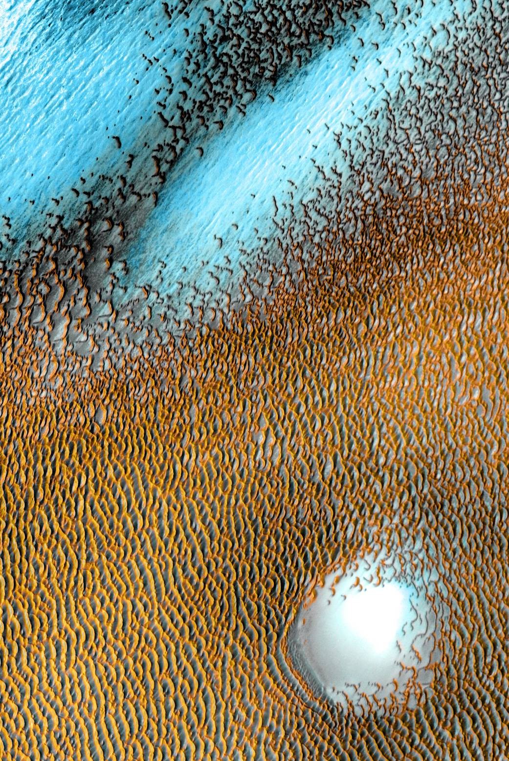 Foto que salta aos olhos por seu azul marcante é, na verdade, resultado de uma combinação de imagens captadas entre dezembro de 2002 e novembro de 2004 pelo Sistema de Imagem de Emissão Térmica (THEMIS), equipado no orbitador do Mars Odyssey (Foto: NASA/JPL-Caltech/ASU)