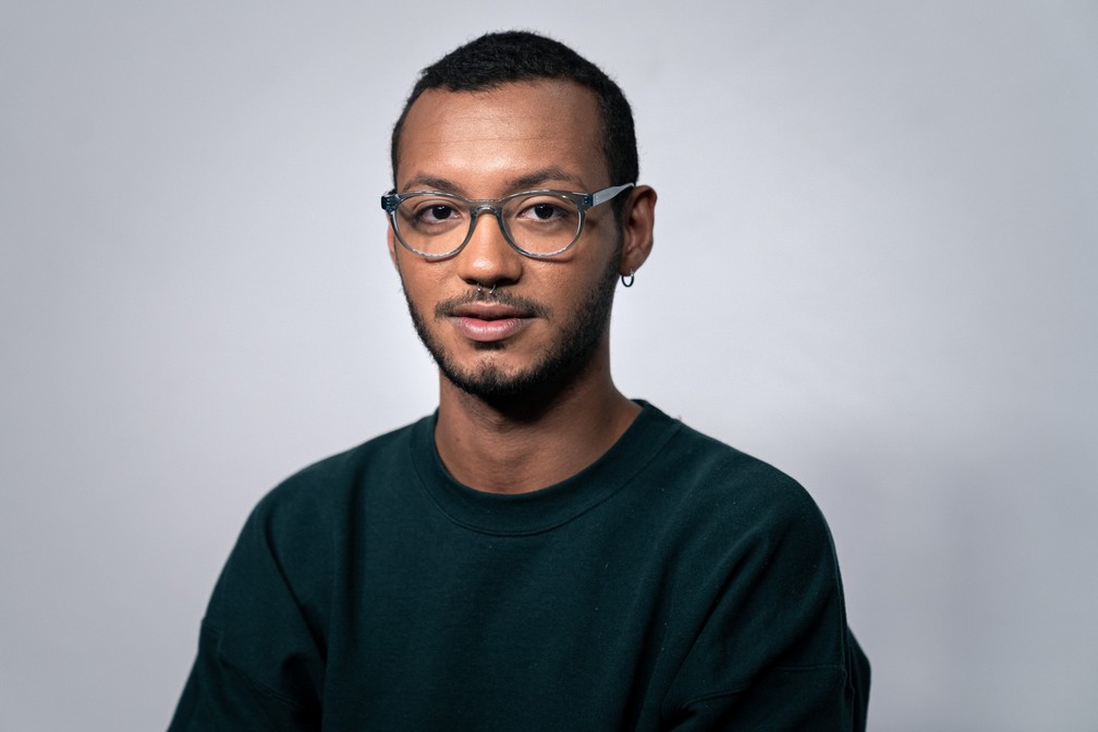 O baiano Joely Nunes, de 23 anos, começou a se questionar sobre a sua raça quando sofreu episódios de racismo ao se mudar para a cidade de São Paulo — Foto: Marcelo Brandt/G1