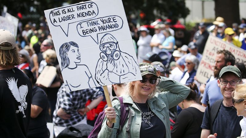A Nova Zelândia, que conseguiu conter em parte a pandemia com lockdowns, teve protestos de manifestantes antiisolamento (Foto: Getty Images via BBC News)