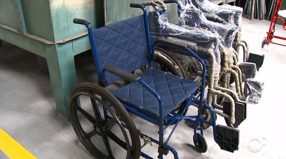 Cadeiras de rodas são reformadas dentro de presídio em Sorocaba (SP) — Foto: Reprodução/TV TEM