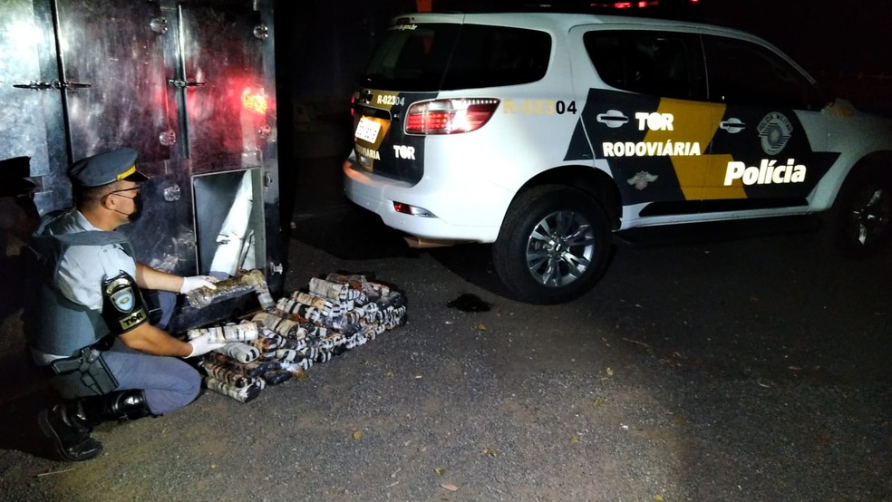 Foram apreendidos 38 quilos da droga em Palmital  — Foto: Polícia Rodoviária / Divulgação