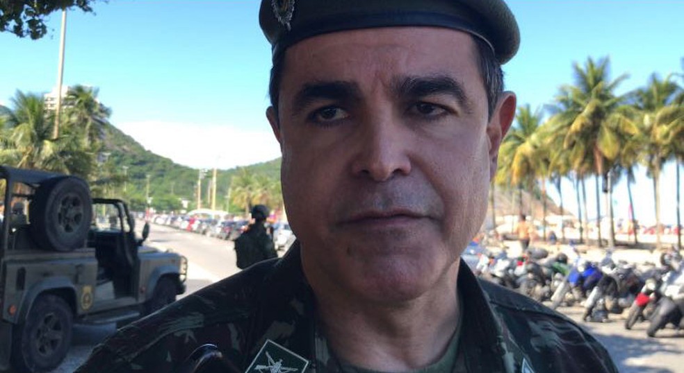 Coronel Carlos Cinelli conversou com jornalistas na tarde deste domingo (8) na orla do Leme, Zona Sul do Rio (Foto: Henrique Coelho/G1)