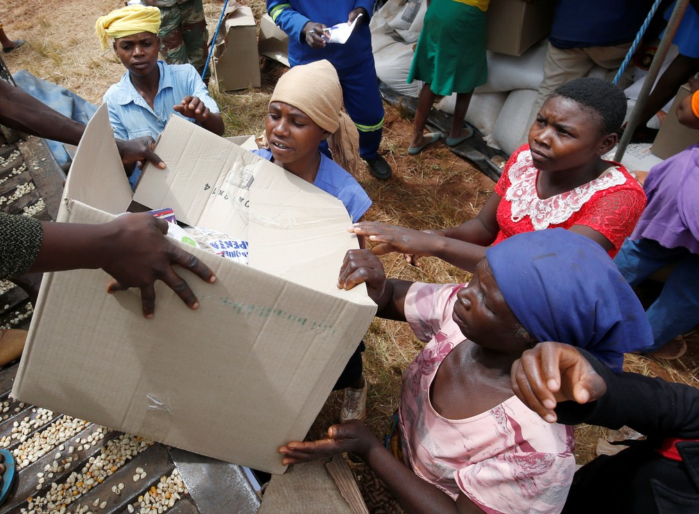 Afetados pelo ciclone Idai recebem comida e suprimentos  — Foto: REUTERS/Philimon Bulawayo