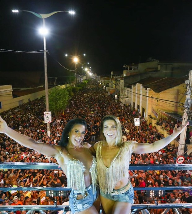Scheila Carvalho e Sheila Mello levaram o público ao delírio (Foto: Reprodução / Instagram)