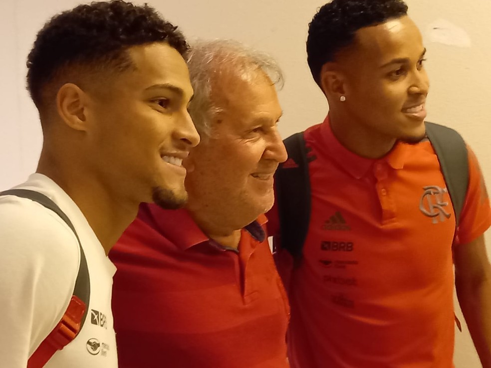 Zico se encontra com elenco do Flamengo ap&oacute;s empate com Palmeiras &mdash; Foto: Fred Gomes/ge