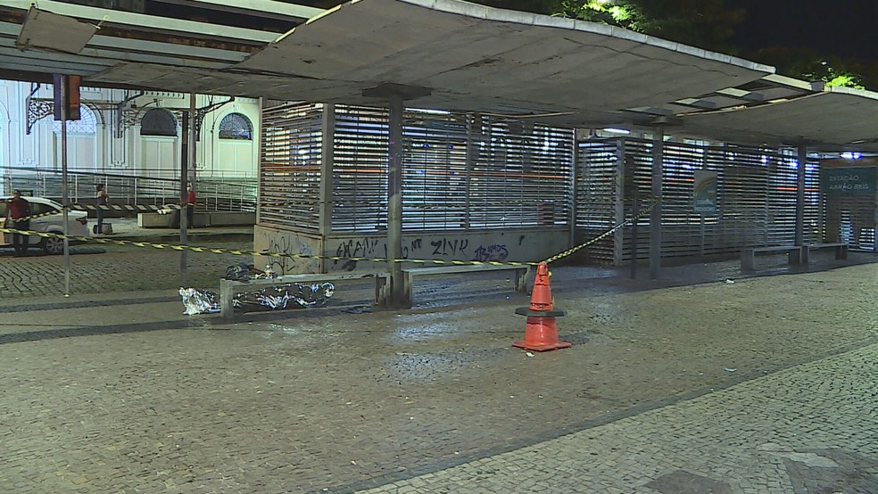 Sem-teto foi encontrado morto perto da Praça da Estação, no Centro de Belo Horizonte — Foto: Reprodução/TV Globo