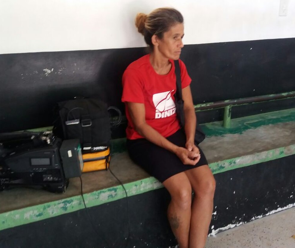 Teresa Cristina aguarda no IML de Maceió resultado da necropsia para ter certeza que filha está morta (Foto: Suely Melo/G1)