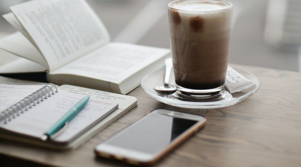 smartphone, café, celular, anotações, trabalho, estudo (Foto: Reprodução/Pexels)