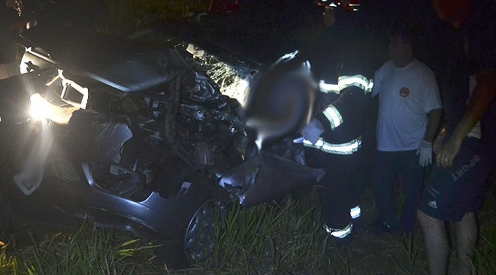 Motorista do carro ficou preso nas ferragens e está em estado grave (Foto: Diego Pereira/Mais Tupã)